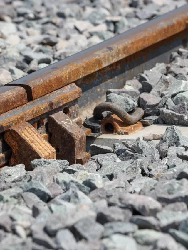Indian Railway : रेलवे ट्रैक पर क्यों बिछाए जाते हैं पत्थर